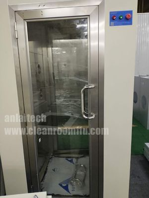 باب زجاجي بالكامل متشابك مع غرفة استحمام بالهواء النظيف المزود